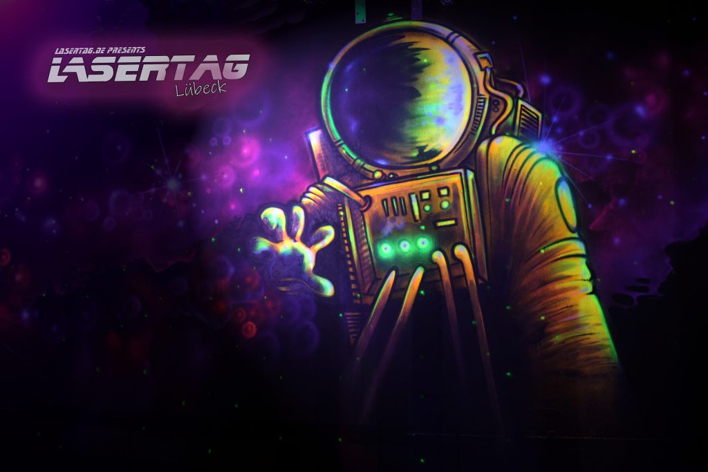 Lasertag Spielfeld mit Hindernissen und Neon-Lichtern